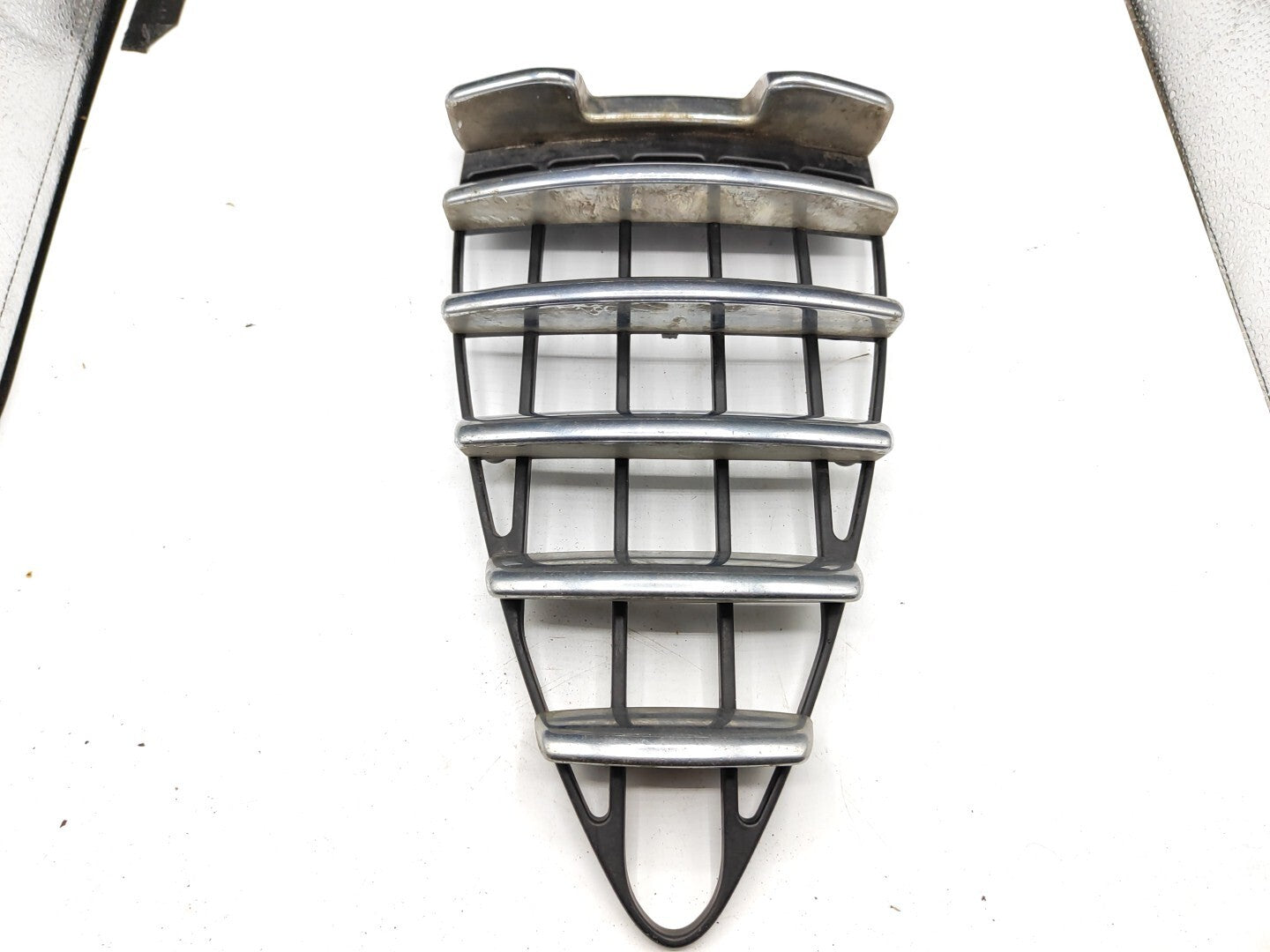 Alfa Romeo 147 2.0TS 110kW 2002 Front Bumper Center Grill Chrome 46556597