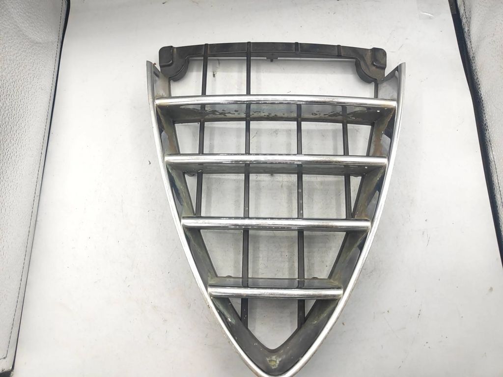Alfa Romeo 159 2.2JTS 136kW 2006 Front bumper center upper radiator grill 