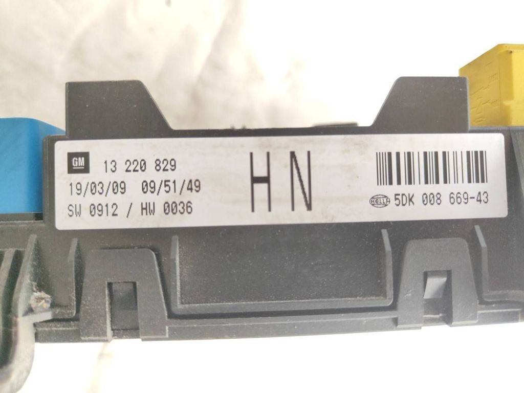 Opel Zafira B 2006 Fuse module 13220829 
