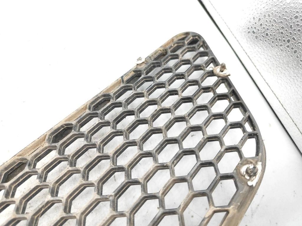 Alfa Romeo 147 1.9JTD 88kW 8V FL 2007 Front right bumper lower grill 