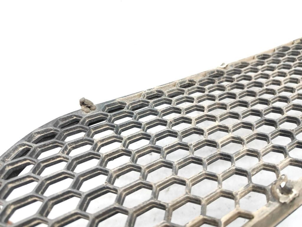 Alfa Romeo 147 1.9JTD 88kW 8V FL 2007 Front right bumper lower grill 