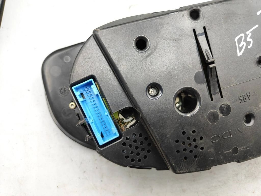 3B0919880D Volkswagen PASSAT B5 1997 speedometer instrument cluster 