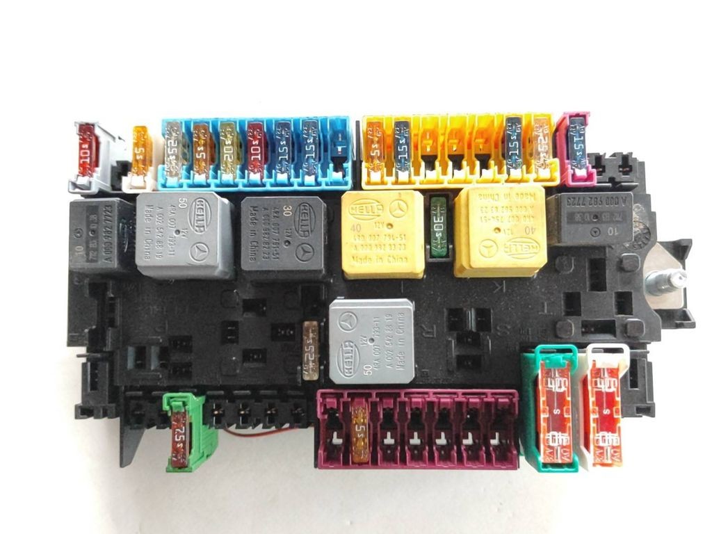 Mercedes-Benz W246 W242 2012 Fuse module A2469067100 