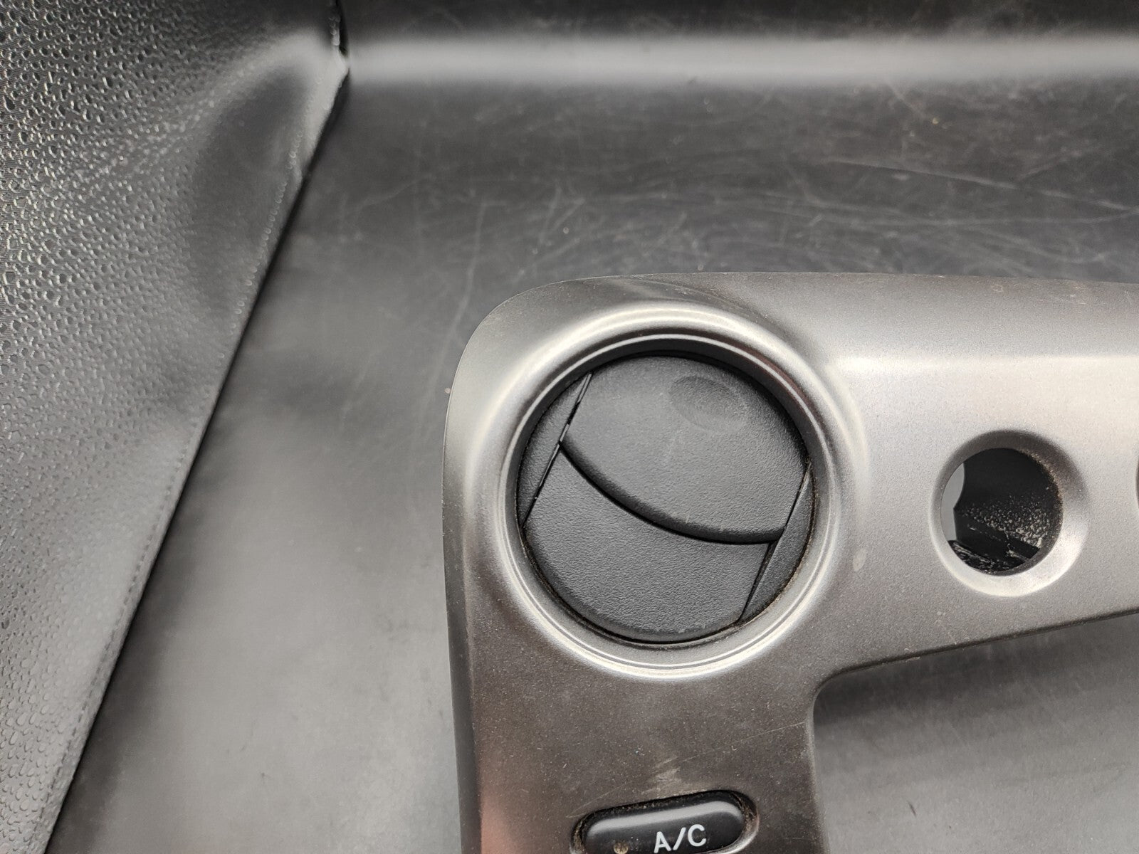 Pontiac Vibe 2004 LHD Dashboard Radio Surround Trim A/C Switch Air Vent Grill