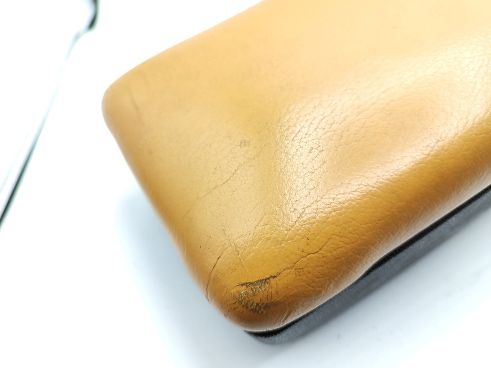 Alfa Romeo GT 1.9JTD 110kW 2006 Center Console Leather Armrest Yellow