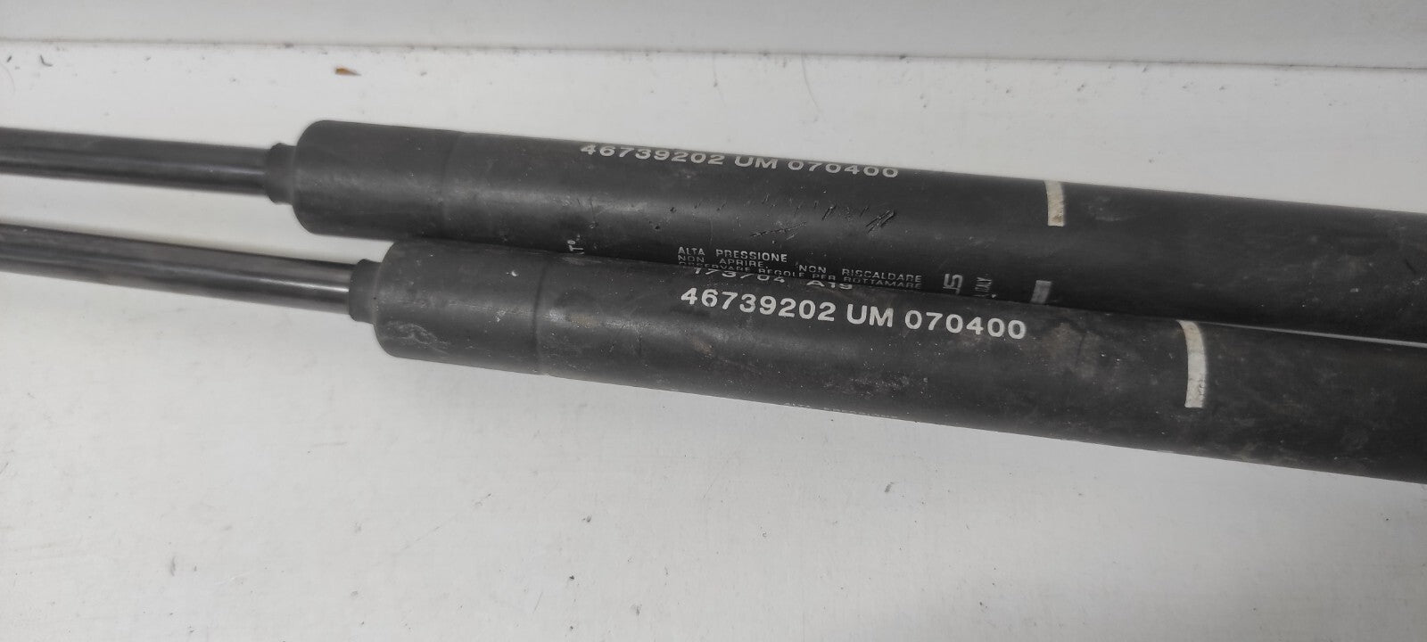 Alfa Romeo 147 1.9JTD 2002 LHD Front Bonnet Hood Gas Spring 46739202