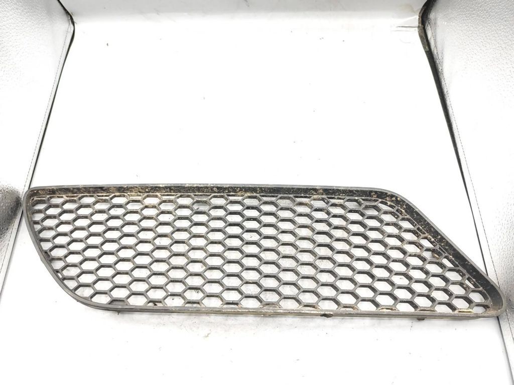 Alfa Romeo 147 1.9JTD 88kW 8V FL 2007 Front right bumper lower grill 