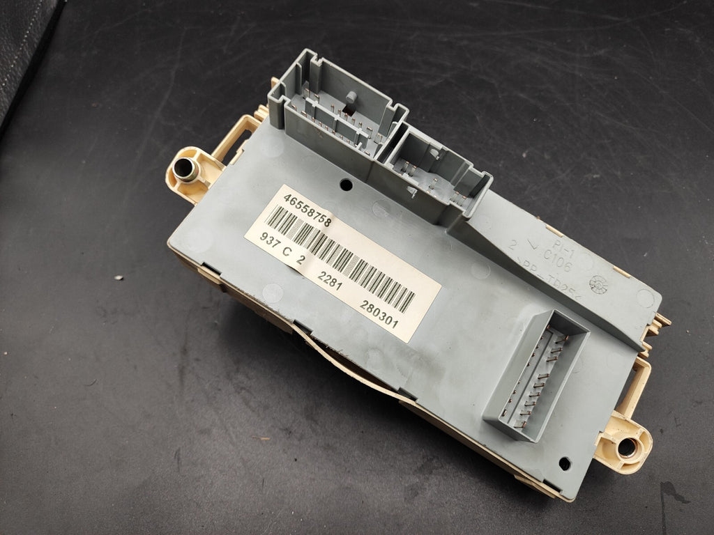 Alfa Romeo 147 8V 2003 Fuse Box Control Unit Module ECU 46558758 467463750