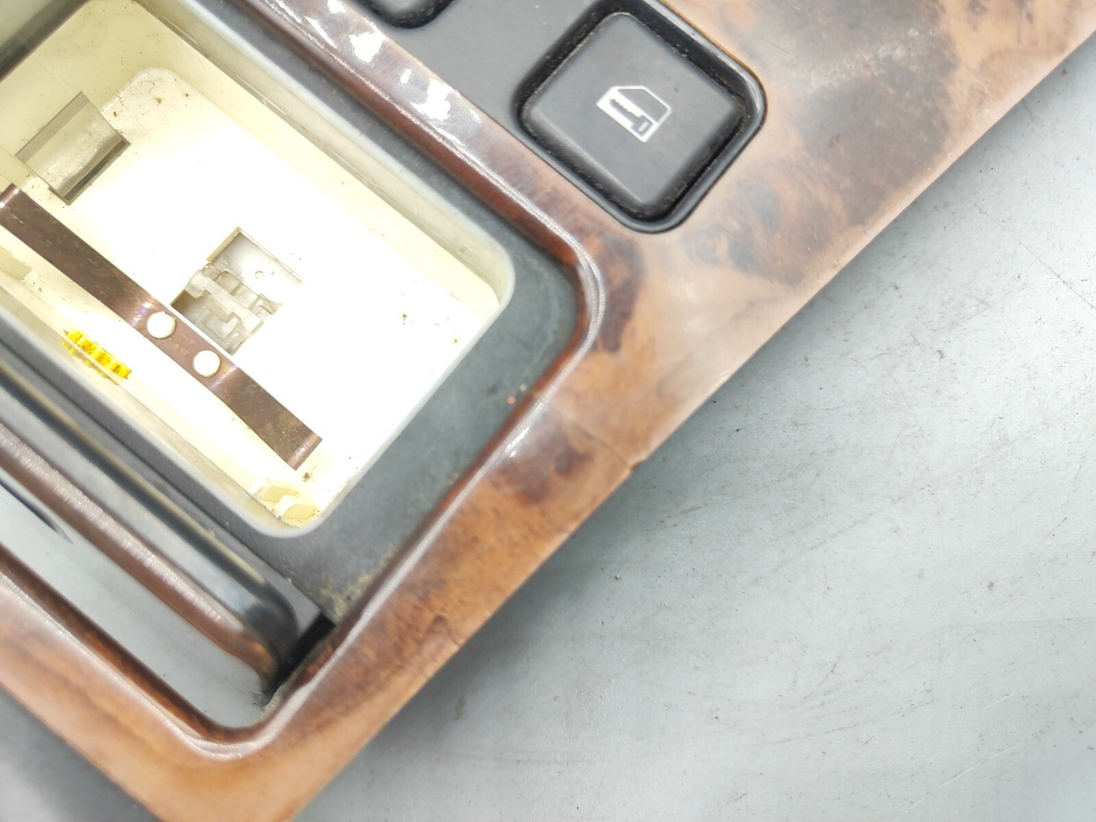 BMW 5 SERIES E39 Center Console Panel Wood Trim 8209847 304670100