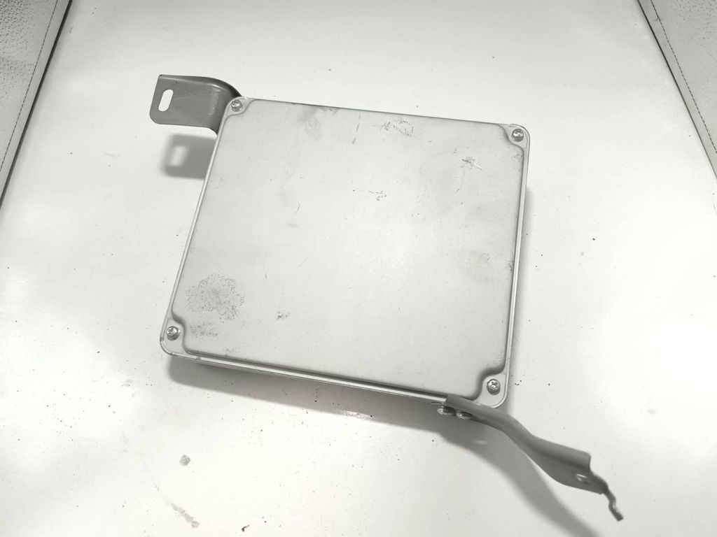 Toyota Avensis T250 2008 DCAT 8966105C70 Engine control unit module ECU 