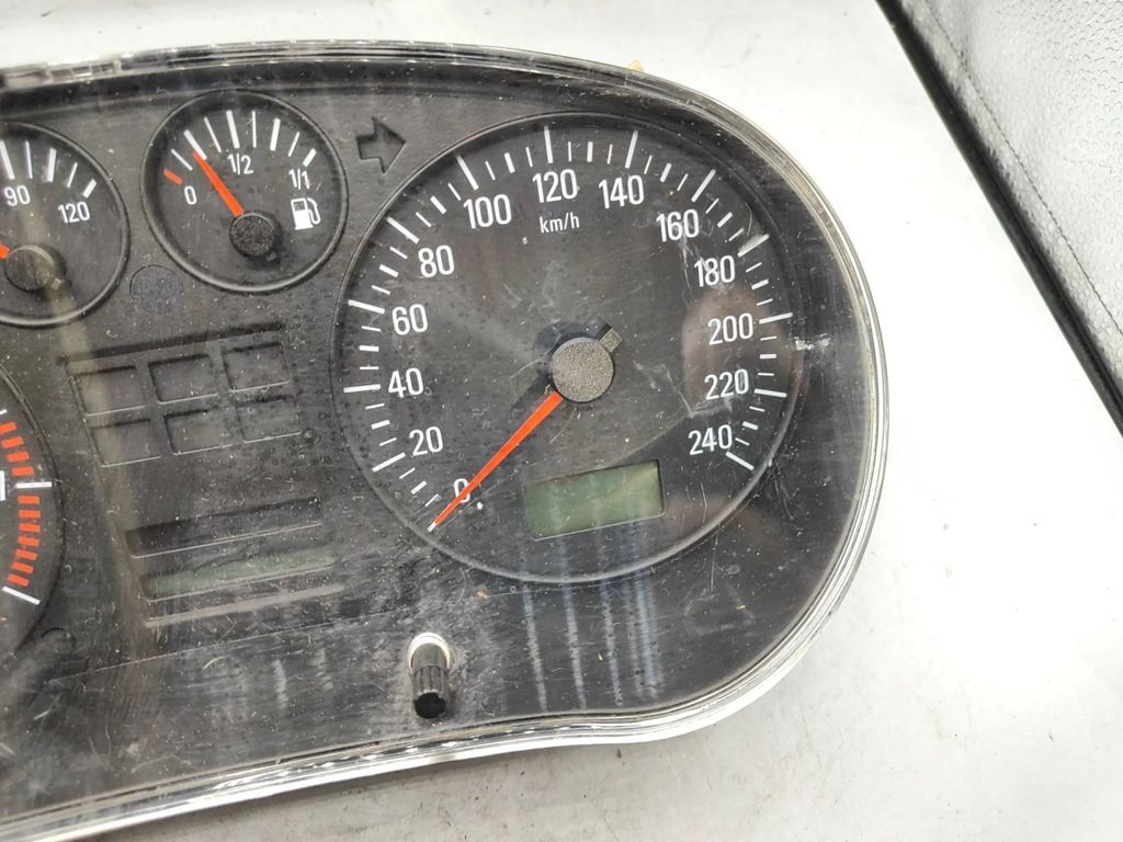 Seat Toledo II (1M) 1.6i 2002 Petrol speedometer instrument cluster 110008770 