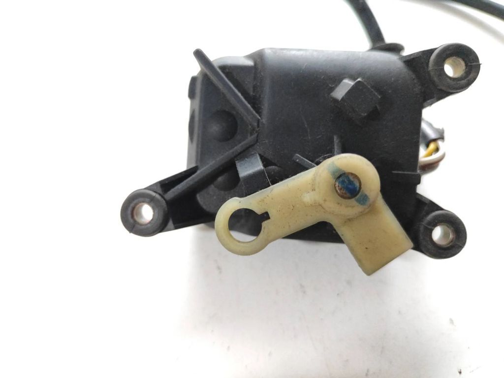 Audi A6 S6 C4 4A 1995 Air heater flap actuator motor 443820511A 