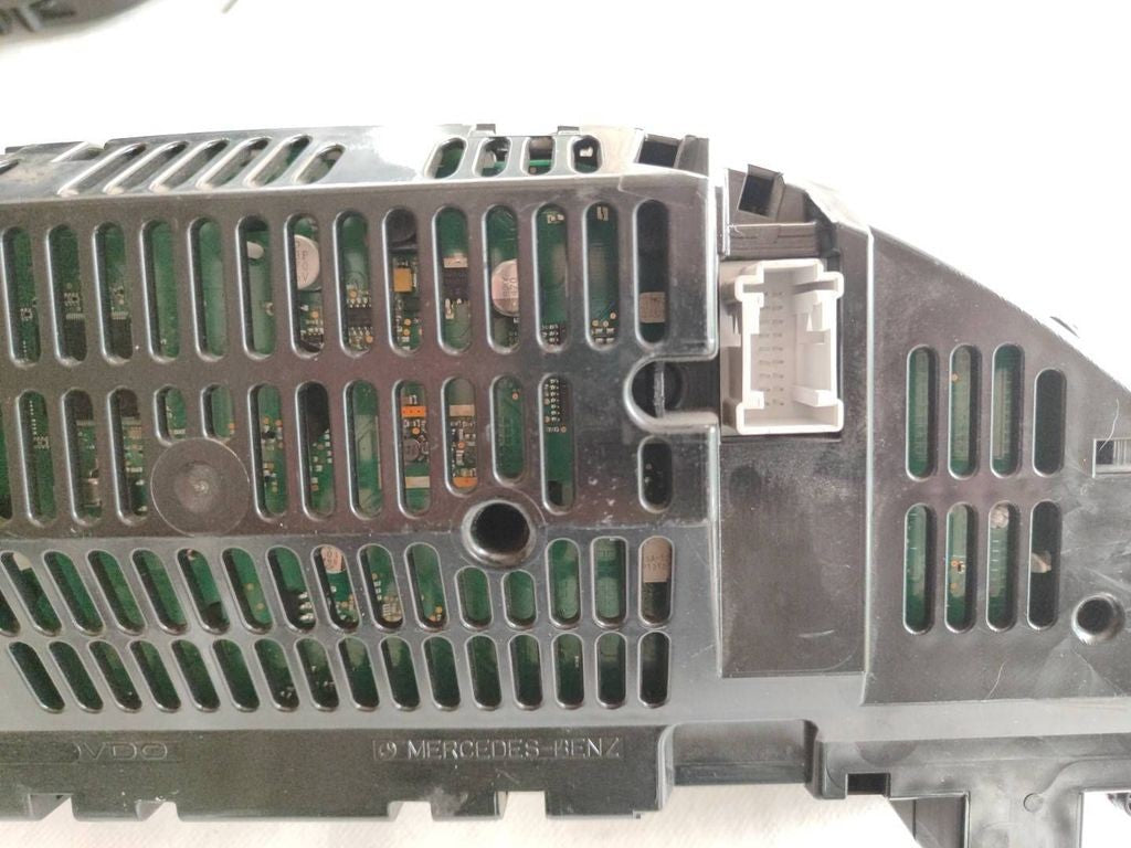 A2049002705 Mercedes-Benz C W204 2008 RHD speedometer instrument cluster 