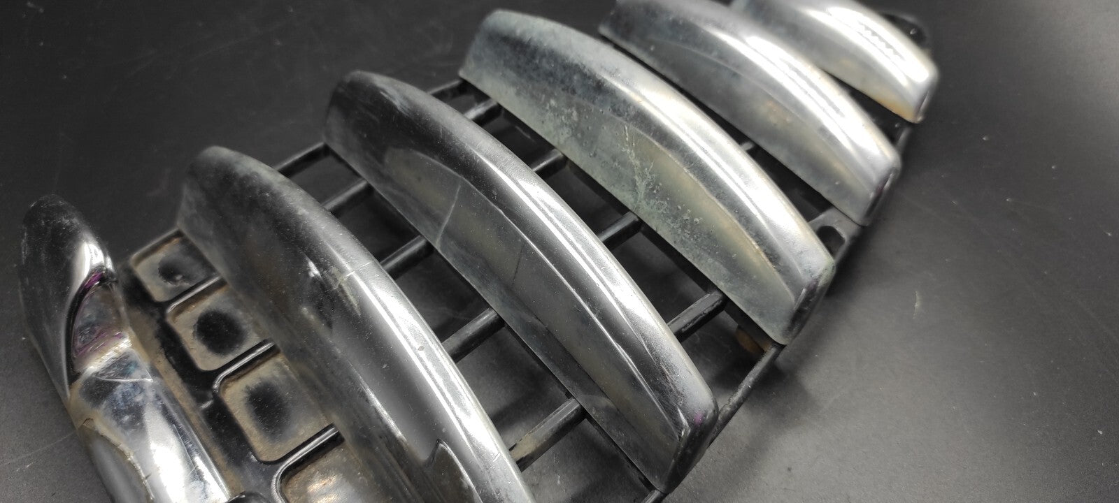 Alfa Romeo 147 1.9JTD 103kW 16V 2003 Front Bumper Center Grill 46556597