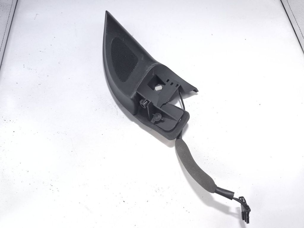Volkswagen Golf V 2003 Front right side door speaker tweeter trim