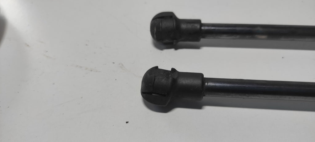 Alfa Romeo 147 1.9JTD 110kW 2004 Front Bonnet Hood Spring Shock 46739202