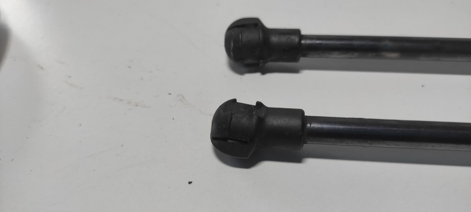 Alfa Romeo 147 1.9JTD 110kW 2004 Front Bonnet Hood Spring Shock 46739202