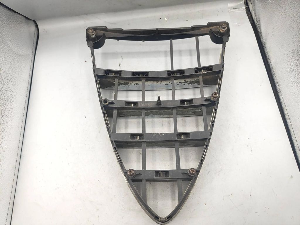 Alfa Romeo 159 2.2JTS 136kW 2006 Front bumper center upper radiator grill 
