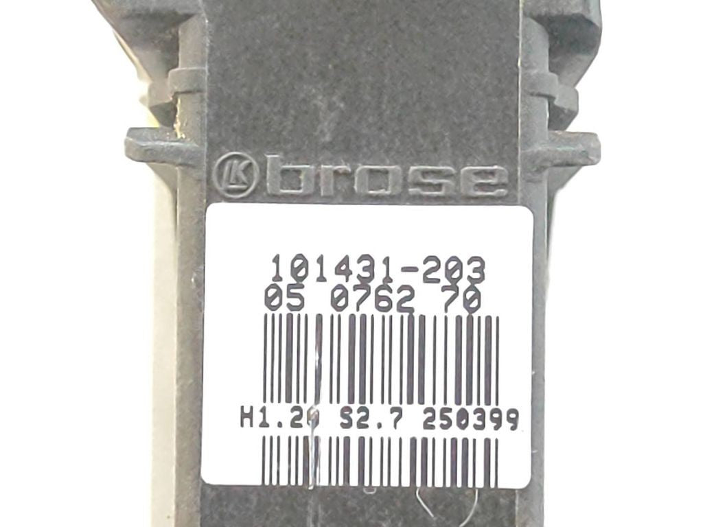 Volkswagen PASSAT B5 1998 front right window regulator motor 0130821694 