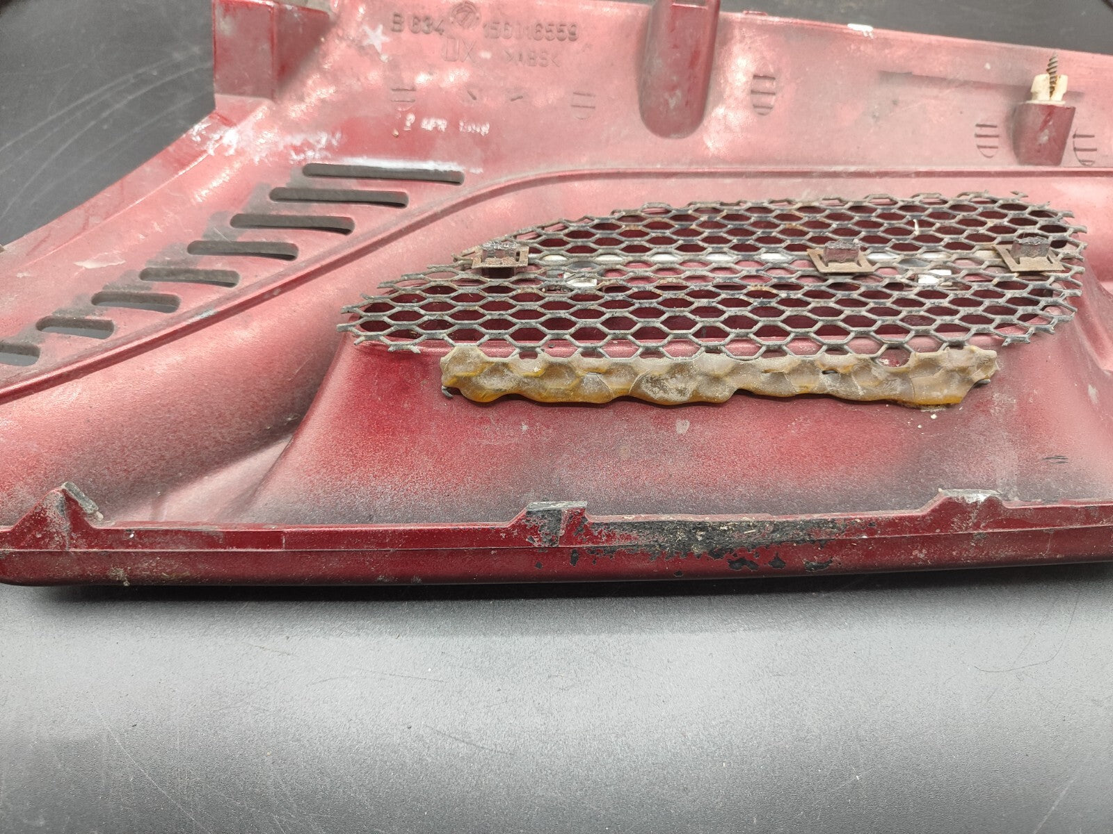 Alfa Romeo 166 2.4JTD 110kW 2002 Front Right Upper Grill 156016559 RED