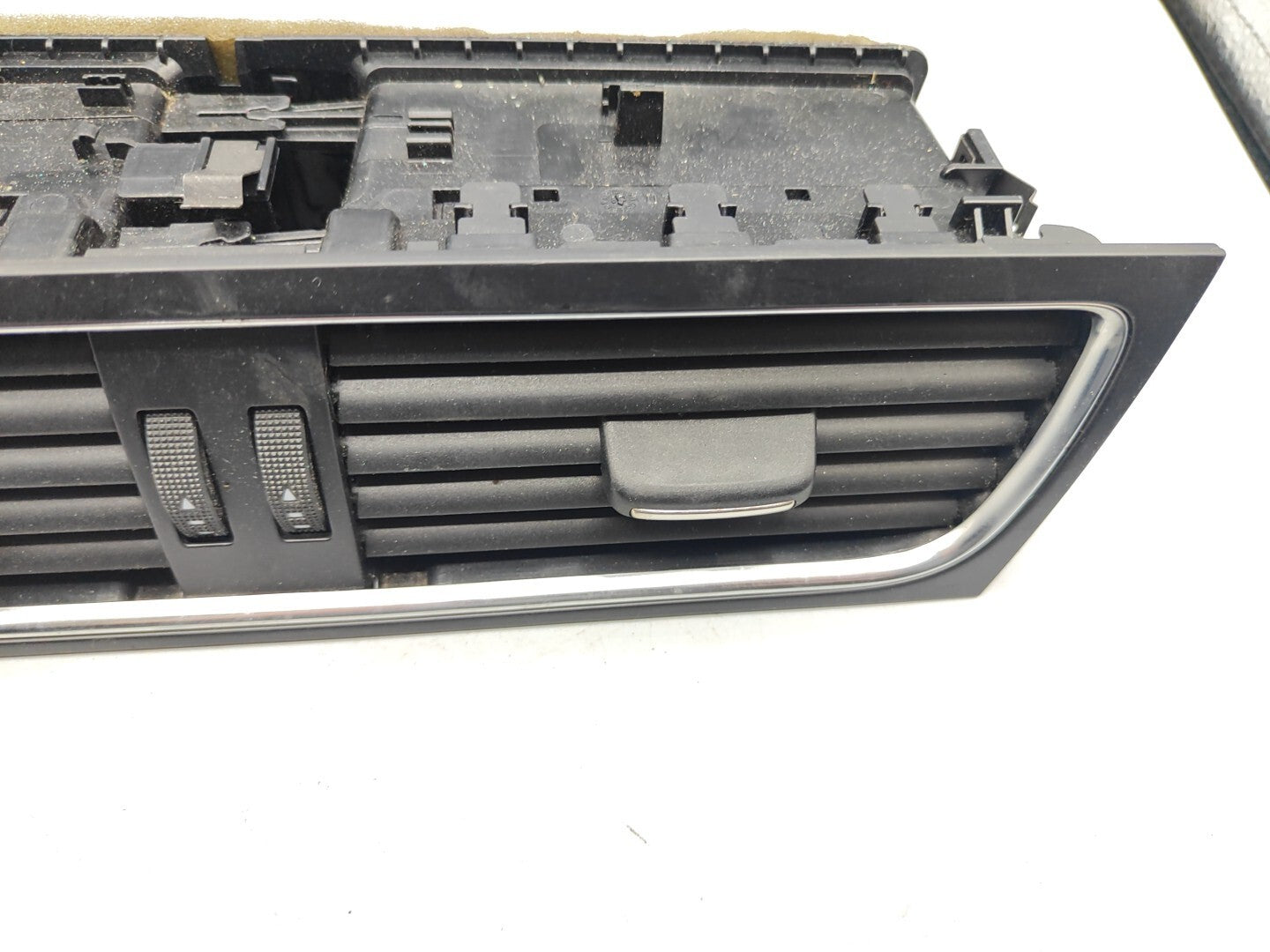 Audi A5 8T 3.0TDI 2008 Front Panel Dash Center Air Vent 8T2820951B