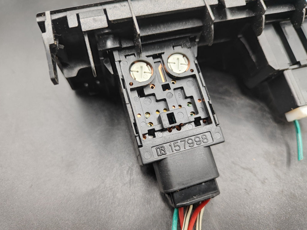 Pontiac Vibe 2004 LHD Power Inverter Switch Button Socket 157998