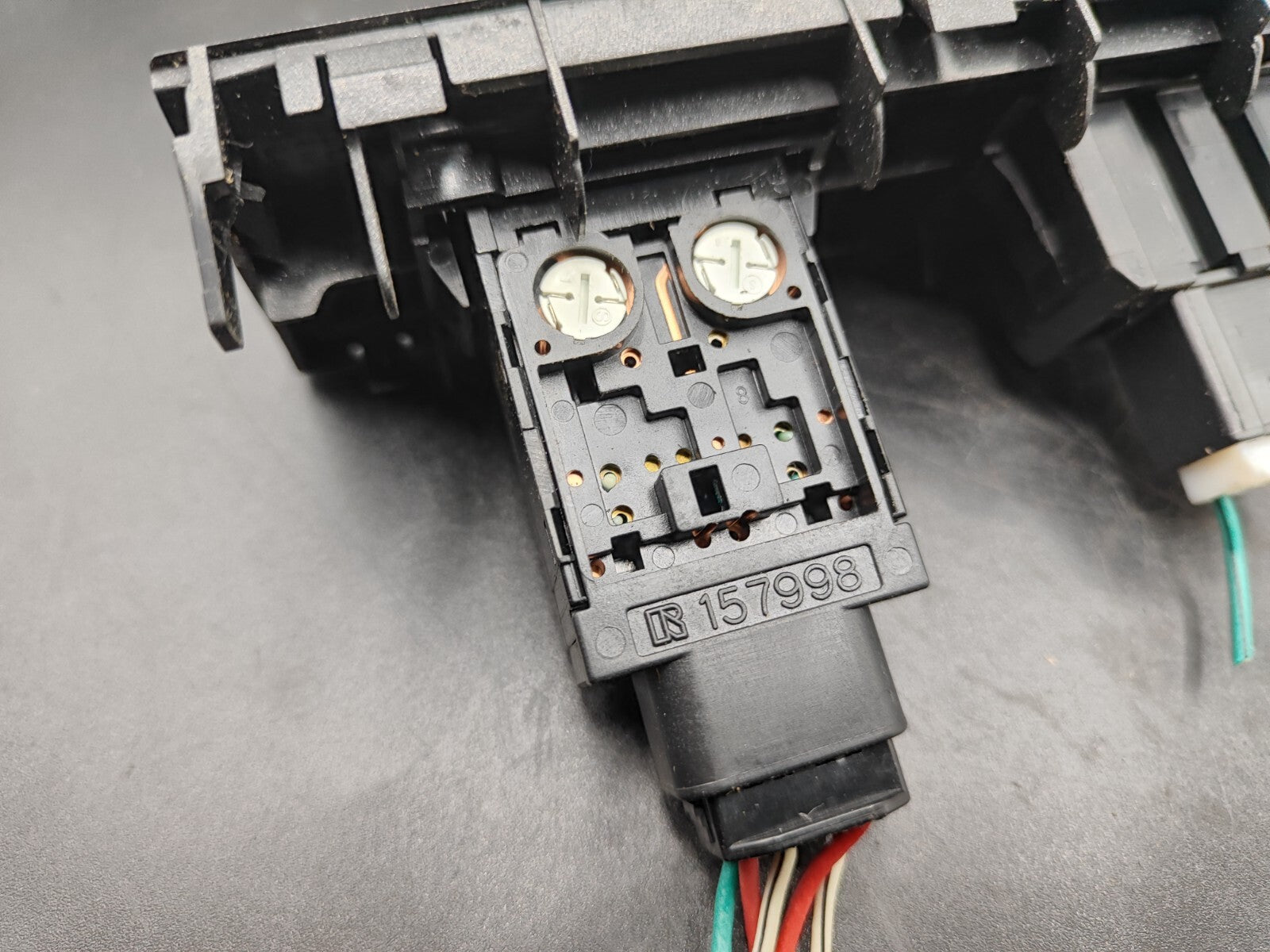 Pontiac Vibe 2004 LHD Power Inverter Switch Button Socket 157998