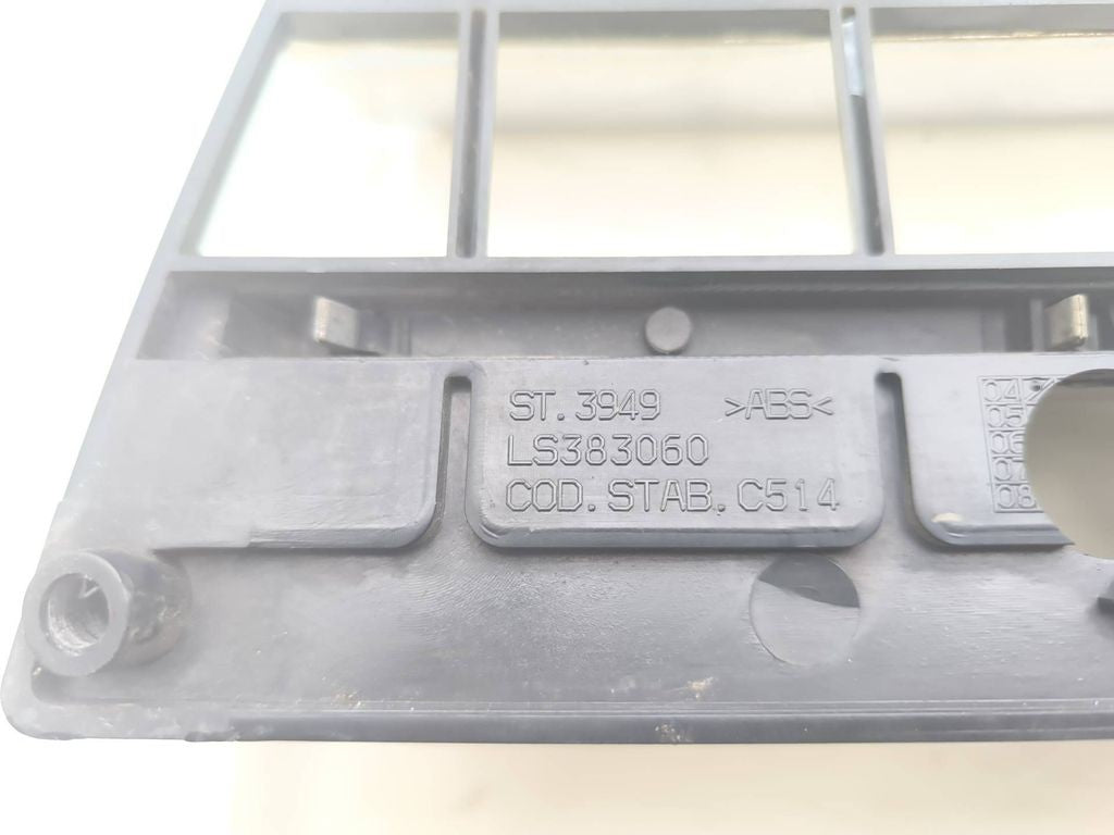 Alfa Romeo 147 Facelift 8V 2005 Front bumper upper radiator grill LS383060 