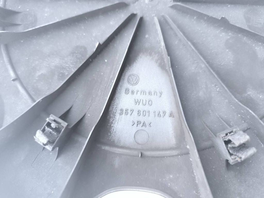 Volkswagen PASSAT B4 1995 R14 wheel hub cap trim cover 357601147A 