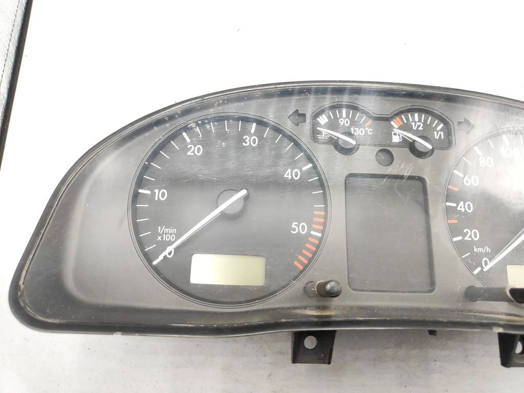 Volkswagen PASSAT B5 1.9TDI 1997 speedometer instrument cluster 3B0919880D 
