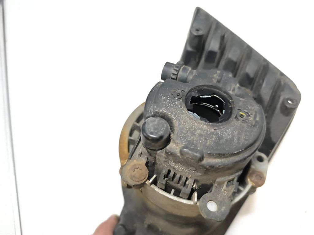 Opel Tigra B 1.4i 66kW 2005 front left bumper fog light grill 93162188 