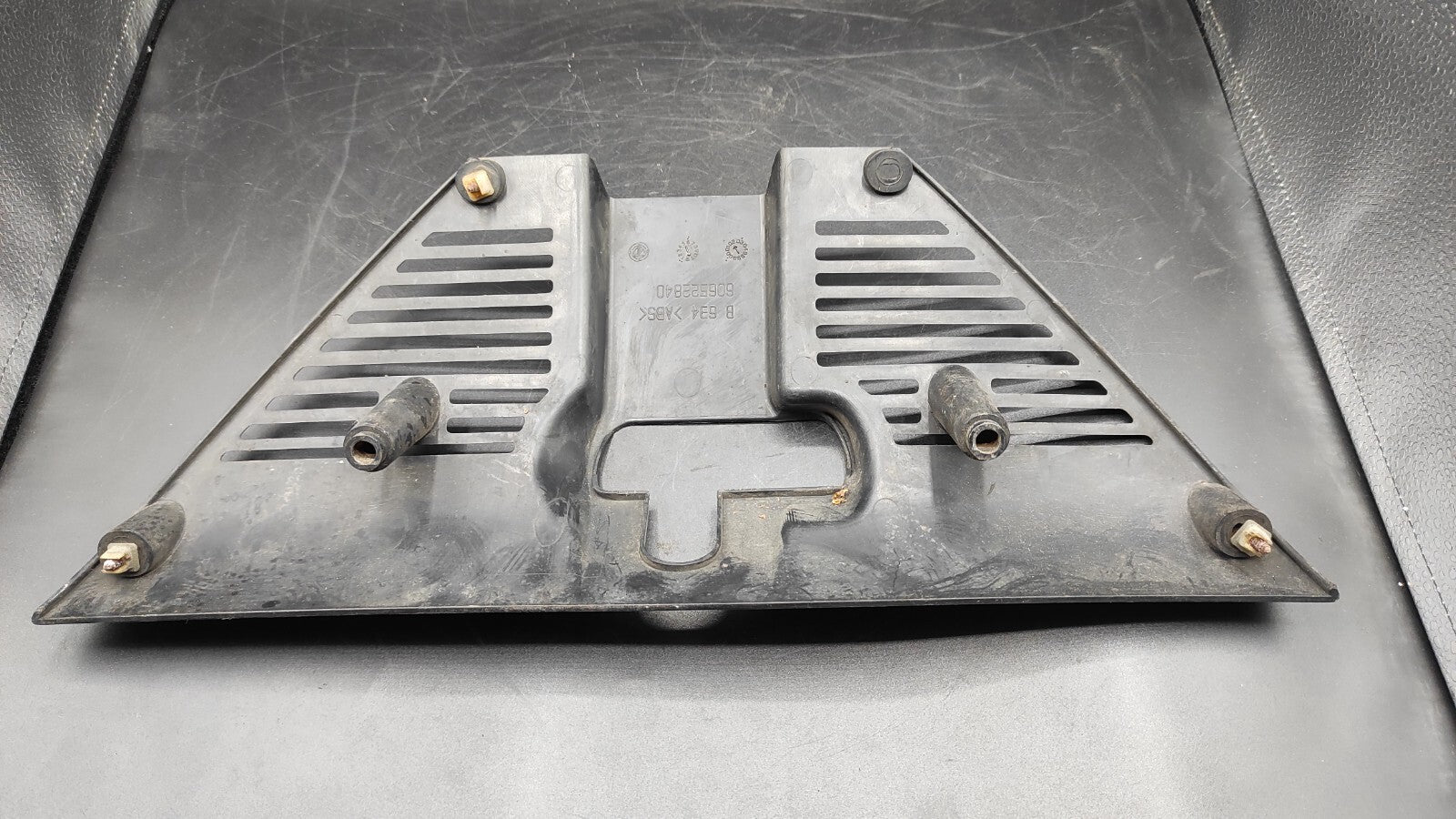 Alfa Romeo 166 2.4JTD 110kW 2002 Front Center Bumper Upper Grill 606522840