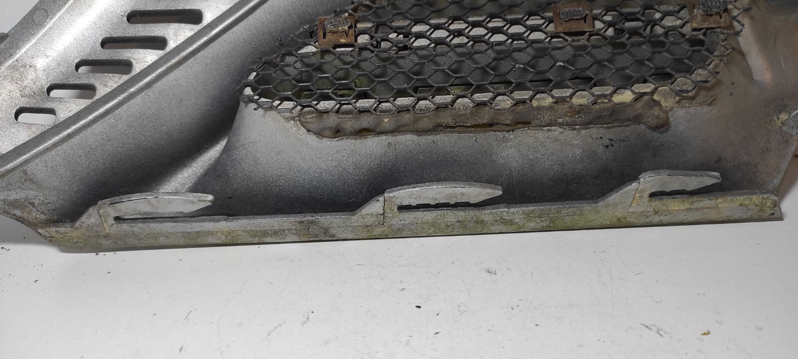 Alfa Romeo 166 2.4JTD 110kW 2003 Front Right Bumper Upper Grill 156016559 Silver