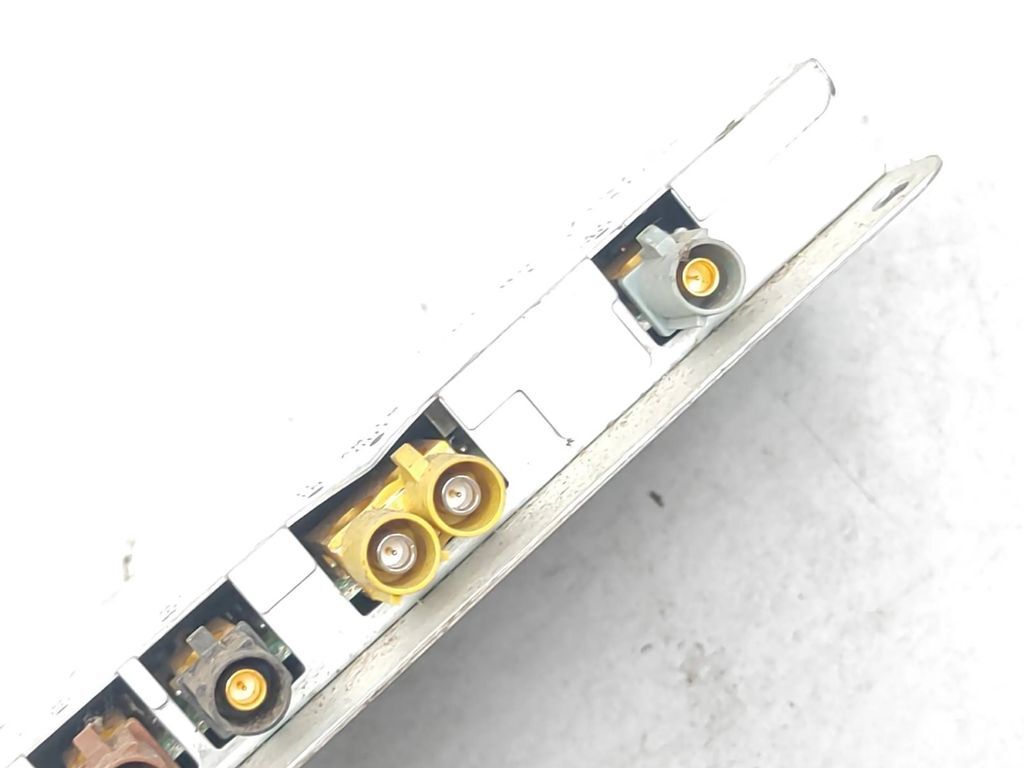 Audi A4 S4 B6 8E 8H 2003 Radio Aerial antenna amplifier 8E9035225P 