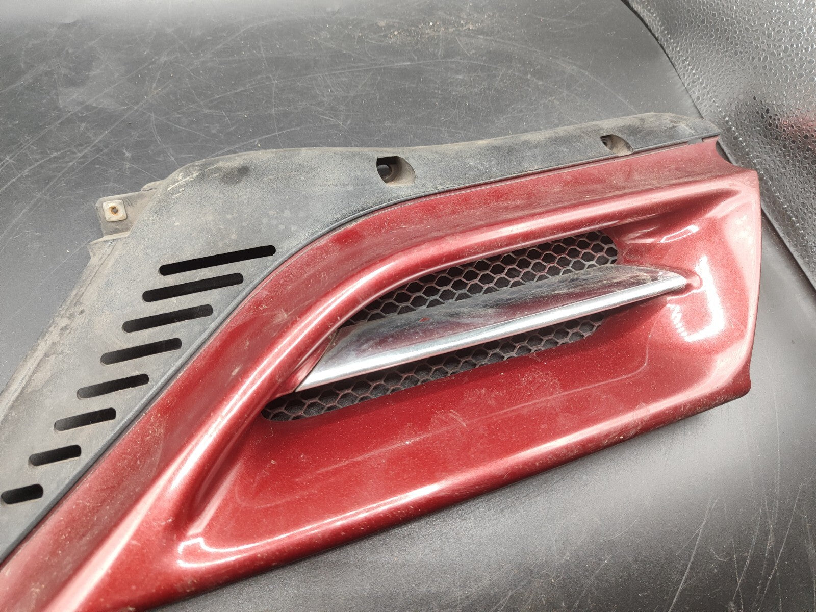 Alfa Romeo 166 2.4JTD 110kW 2003 Front Left Bumper Upper Grill 156016558 RED