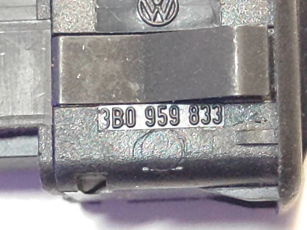 Volkswagen PASSAT B5 1998 Diesel Fuel tank opening switch 3B0959833 