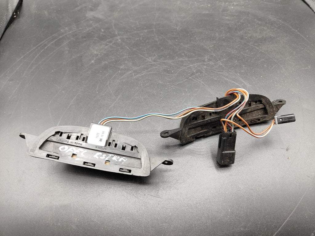 Opel Astra G 1999 Steering Wheel Switch Button 90561159