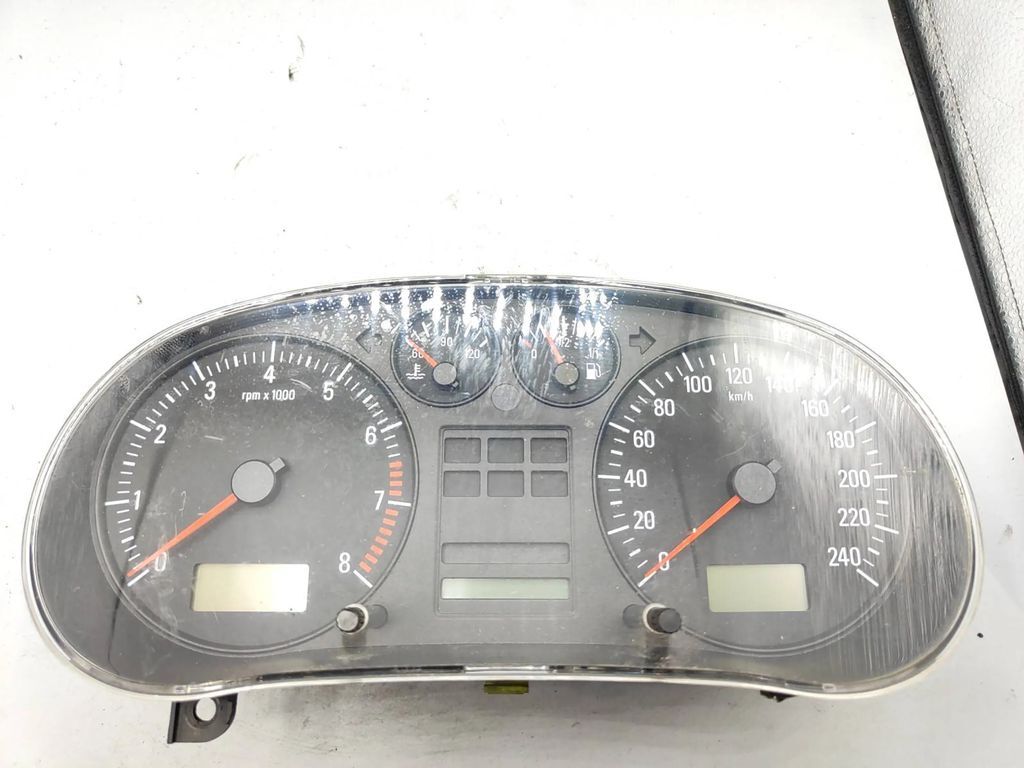 Seat Toledo II (1M) 1.6i 2002 Petrol speedometer instrument cluster 110008770 
