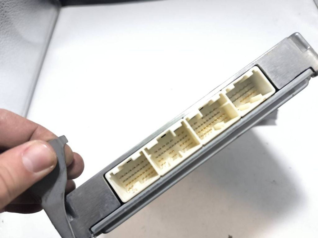 Toyota Avensis T250 2003 8966105A53 Engine control unit module ECU 