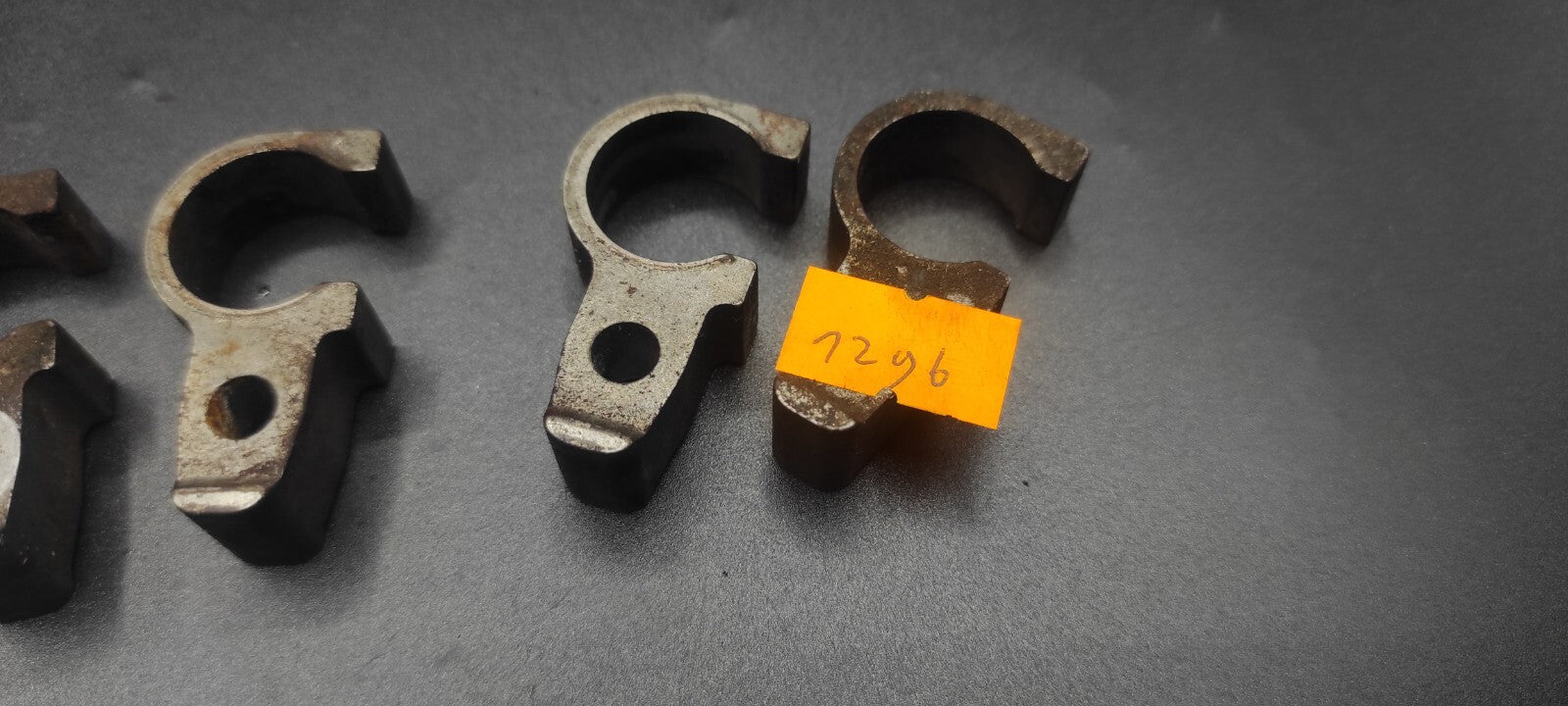 Alfa Romeo GT 2.0 JTS 122kW 2005 Engine Fuel Injector Clamp / Bracket Set