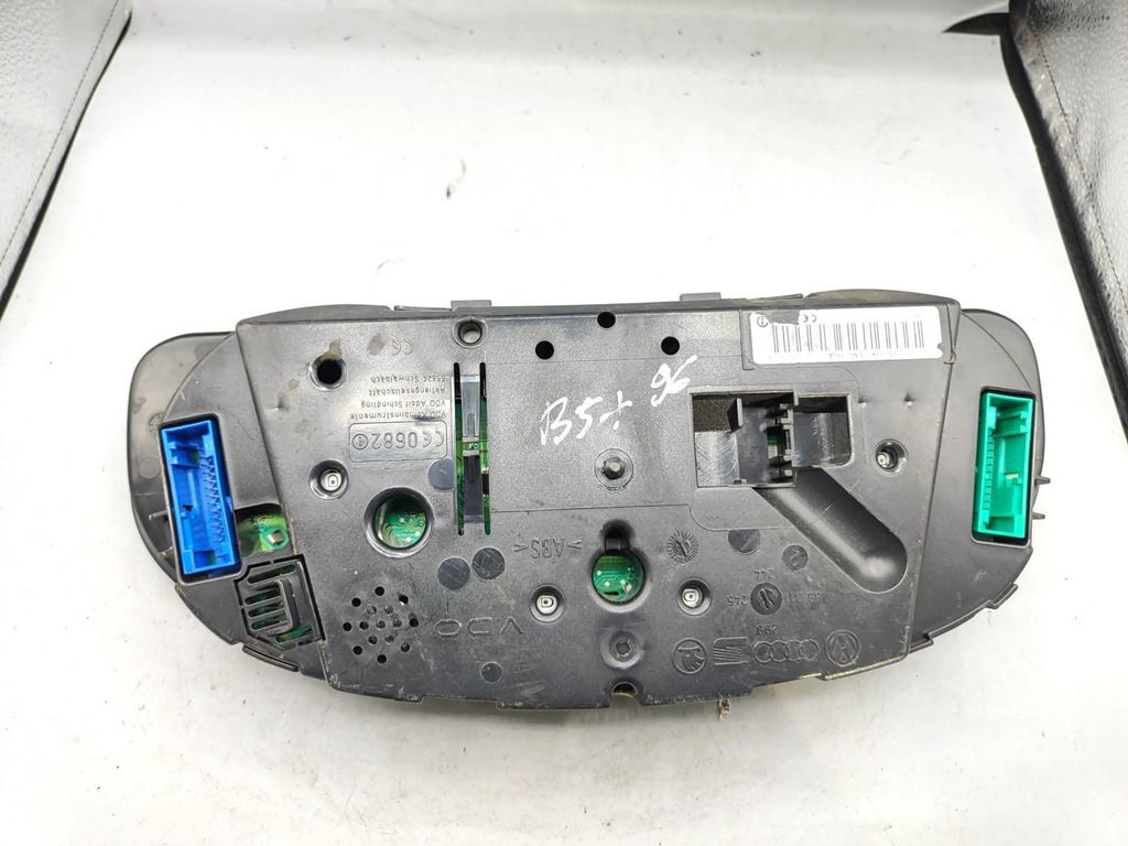 Volkswagen PASSAT B5.5 1.9TDI 2001 speedometer instrument cluster 3B0920806A 