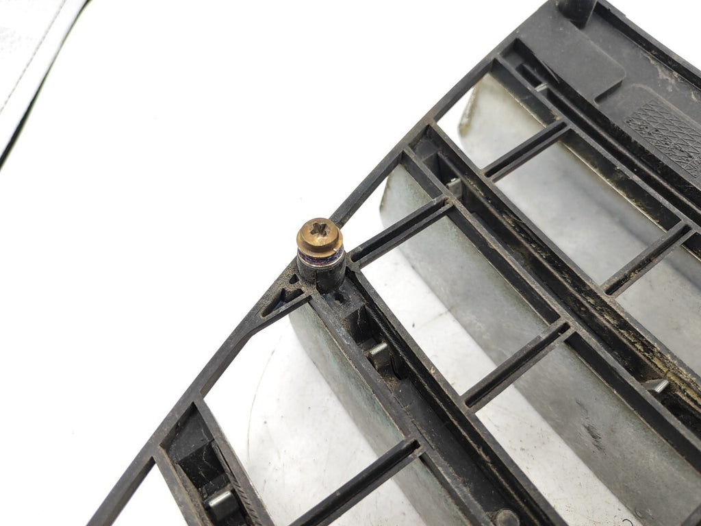 Alfa Romeo 147 Facelift 2007 Front Bumper Center Grill LS383060