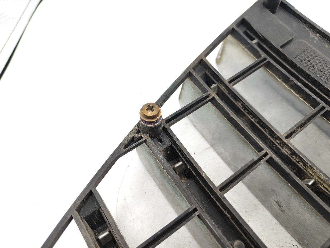 Alfa Romeo 147 Facelift 2007 Front Bumper Center Grill LS383060