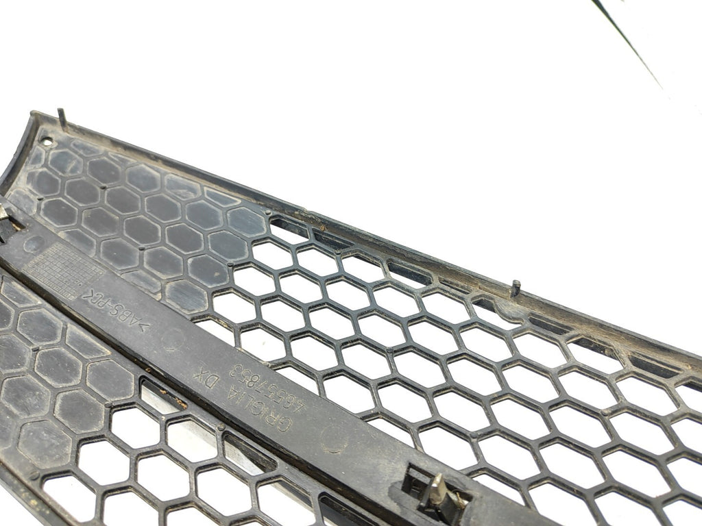 Alfa Romeo 147 1.9JTD 2001 Front Right Bumper Grill 46557853