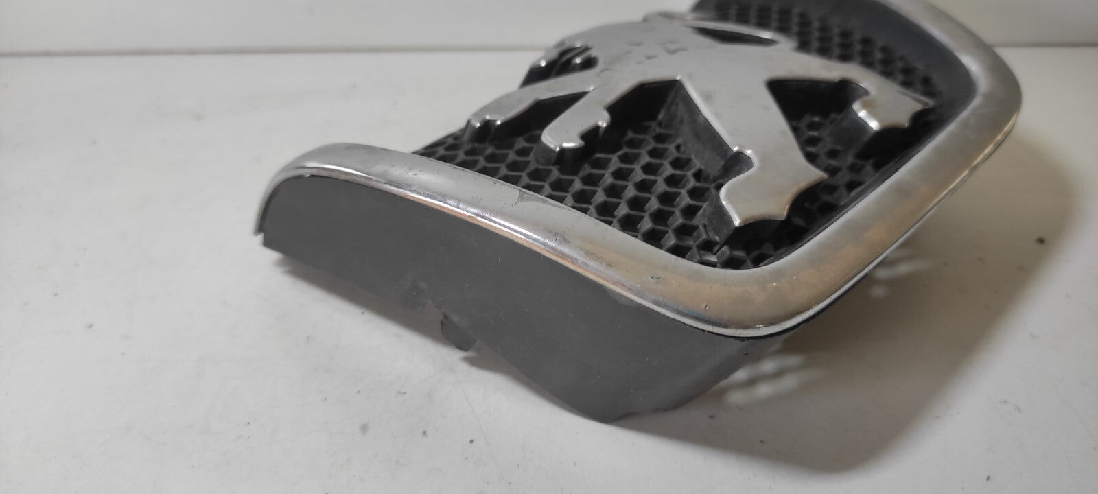 Peugeot 607 3.0 V6 2002 Front Bumper Logo Emblem 9638055177