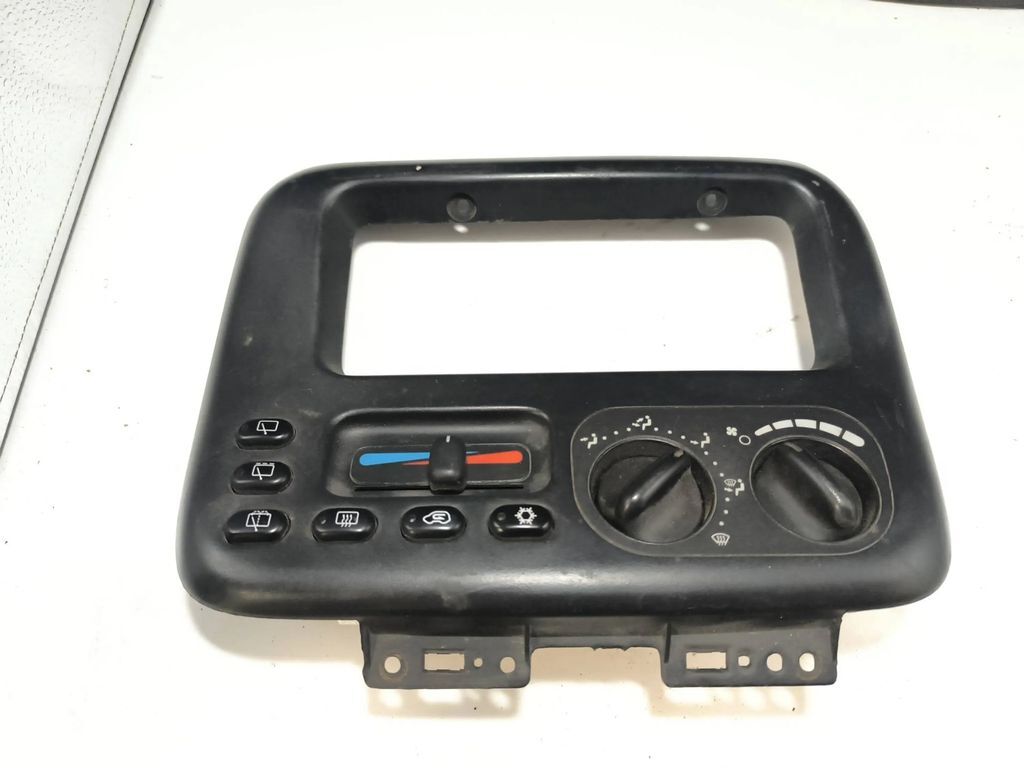 Chrysler Voyager 3.8i 1998 AC Climate control unit module P4677335K 