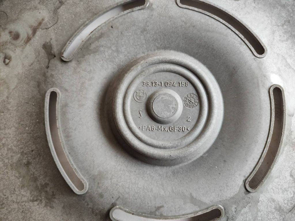 BMW 3 E36 1993 R15 wheel hub cap trim 36131094158 
