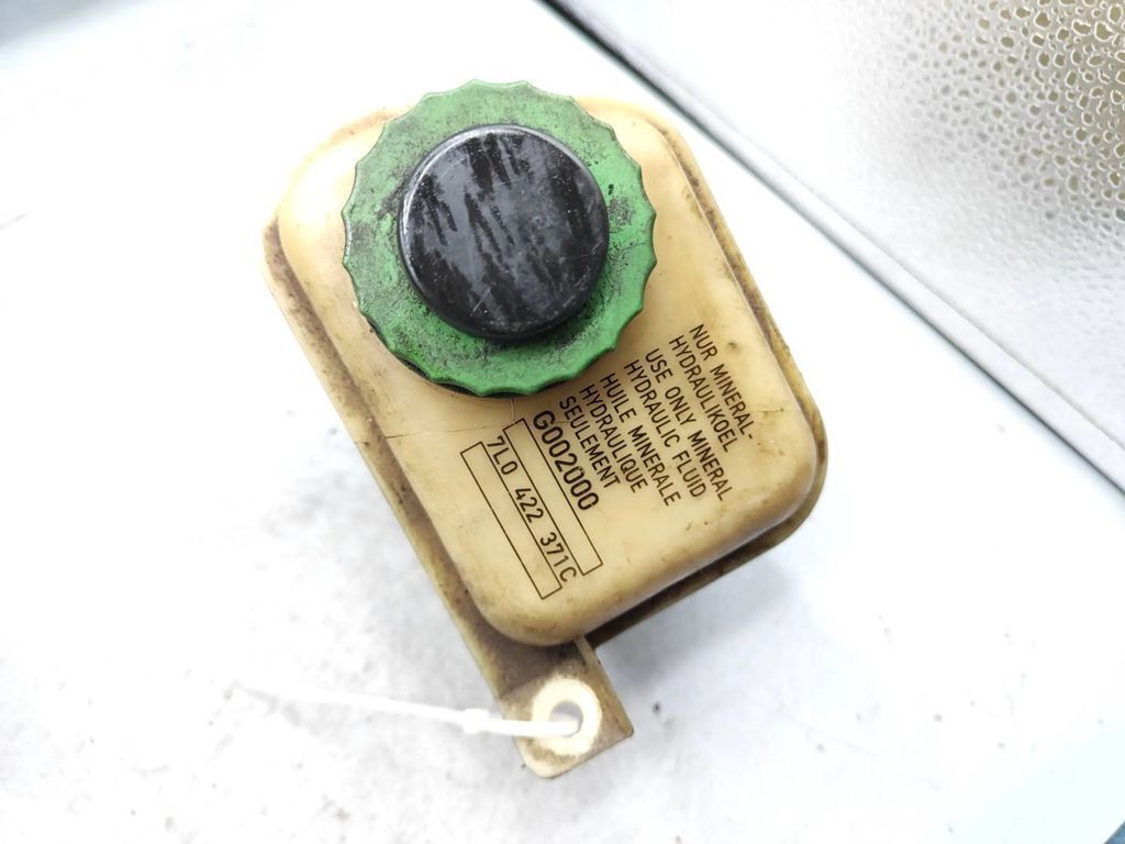Porsche Cayenne 9PA 2005 Power steering fluid tank reservoir 7L0422371C