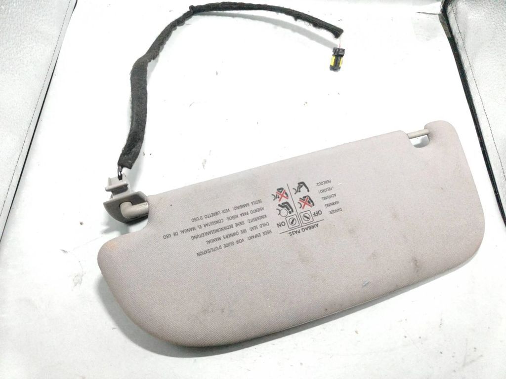 Peugeot 607 2.2i 116kW 2001 LHD Front Right sun visor cover