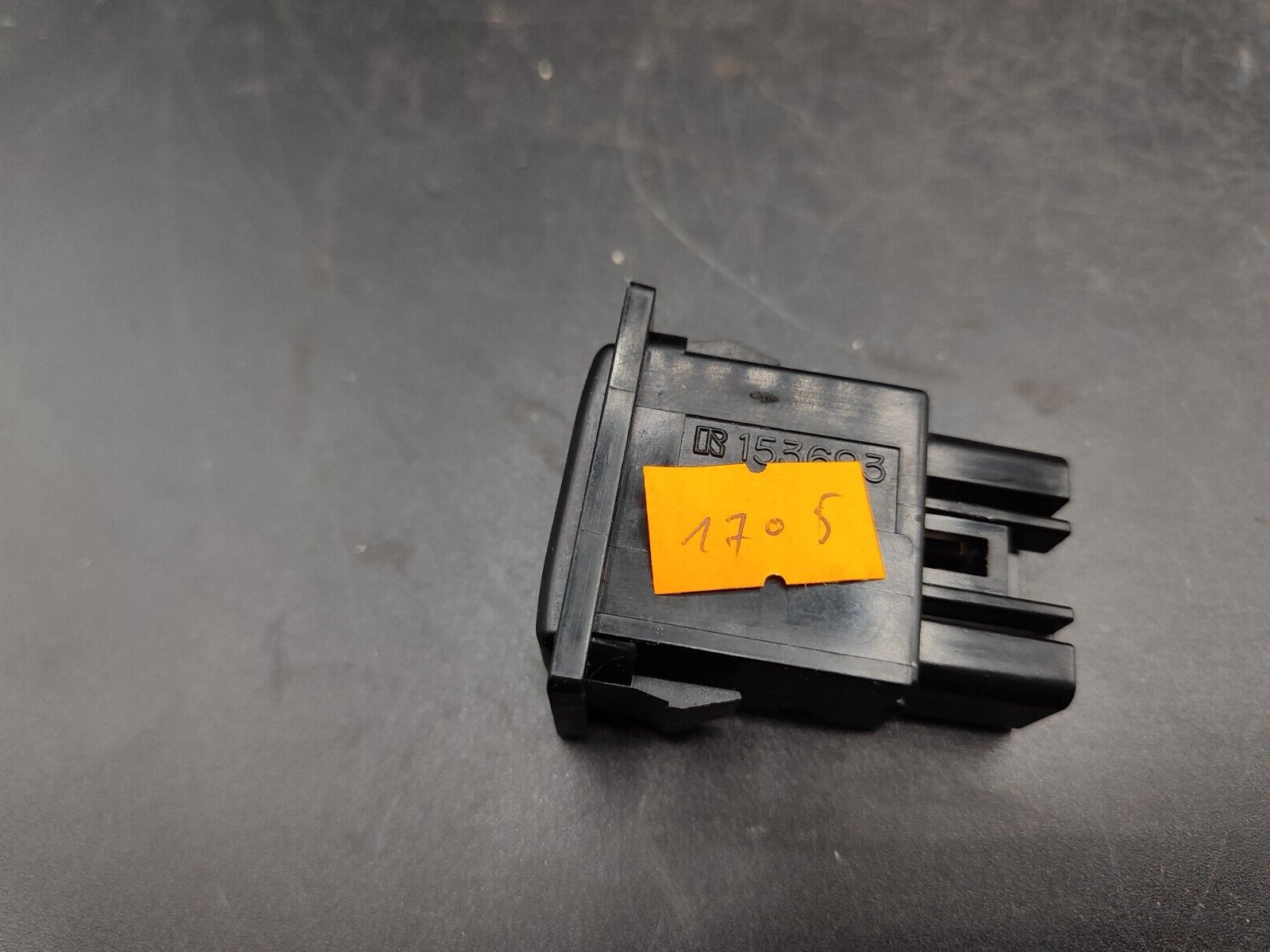 Pontiac Vibe 2004 LHD Rear Tailgate Trunk Boot Switch Button 153693